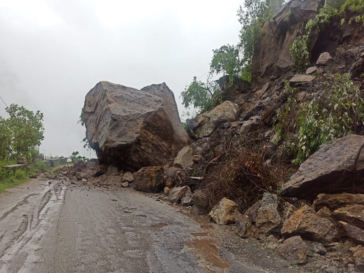 अतिवृष्टि: जगह-जगह मार्ग अवरुद्ध होने से यातायात व्यवस्था चरमराई, लोगों ने झेली दिक्कतें