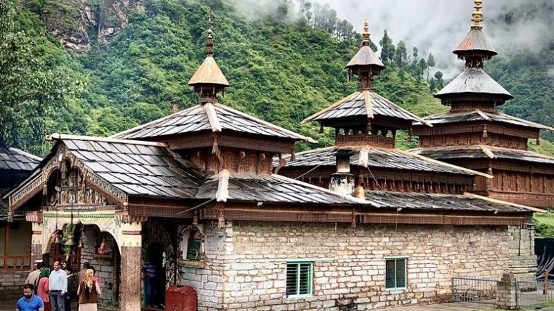 असहमति: लोक पंचायत ने हनोल मंदिर समिति के फैसले का किया विरोध, डीएम को भेजा ज्ञापन