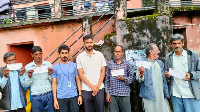 राहत: मुख्यमंत्री के मार्गदर्शन में डीएम के निर्देश पर आपदा प्रभावित परिवारों को बांटी गई आर्थिक सहायता