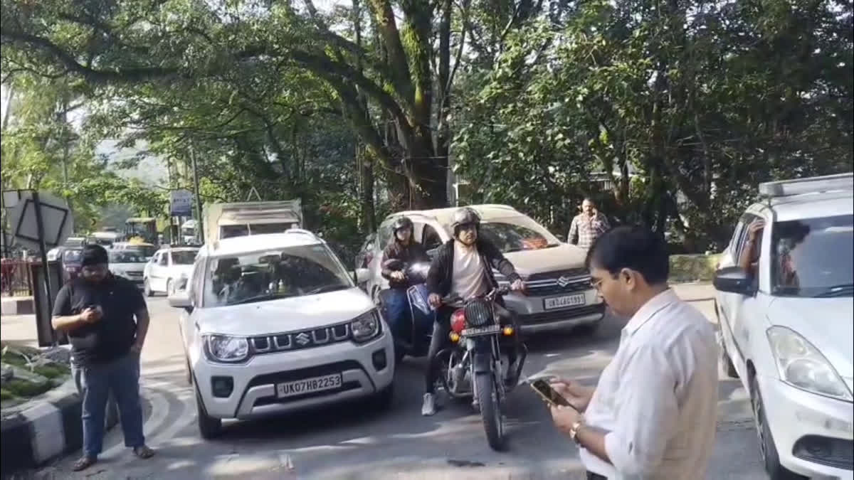 ब्रेकिंग न्यूज: गलोगी के पास फिर लैंडस्लाइड, मसूरी मार्ग बंद यात्री फंसे