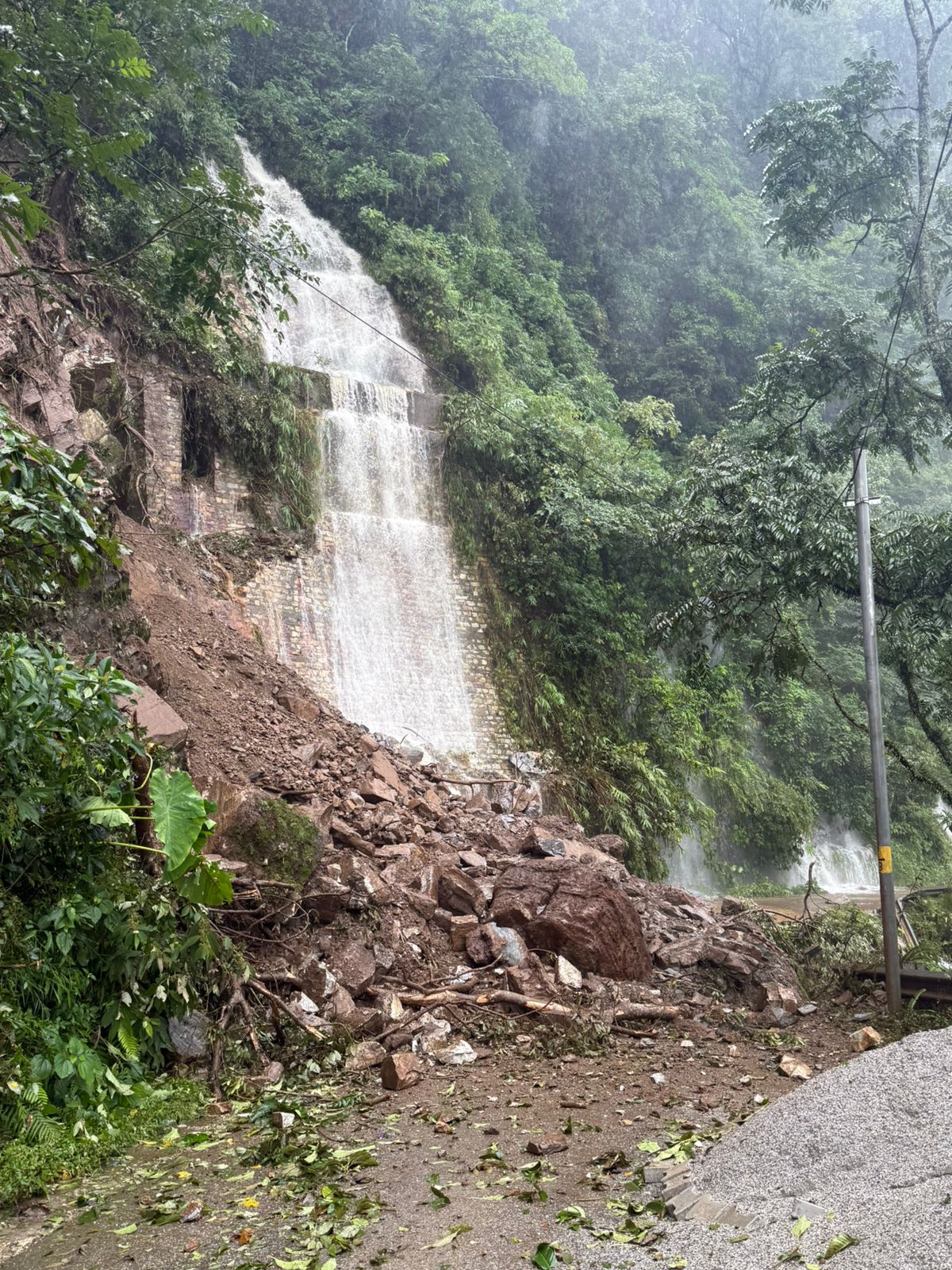 आफ़त: पिथौरागढ़ में भारी बारिश से हुए लैंडस्लाइड से दो दर्जन सड़कें बंद