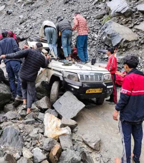 बड़ी ख़बर: गौरीकुंड हाईवे पर वाहन पर बोल्डर गिरने से दो की मौत, तीन घायल