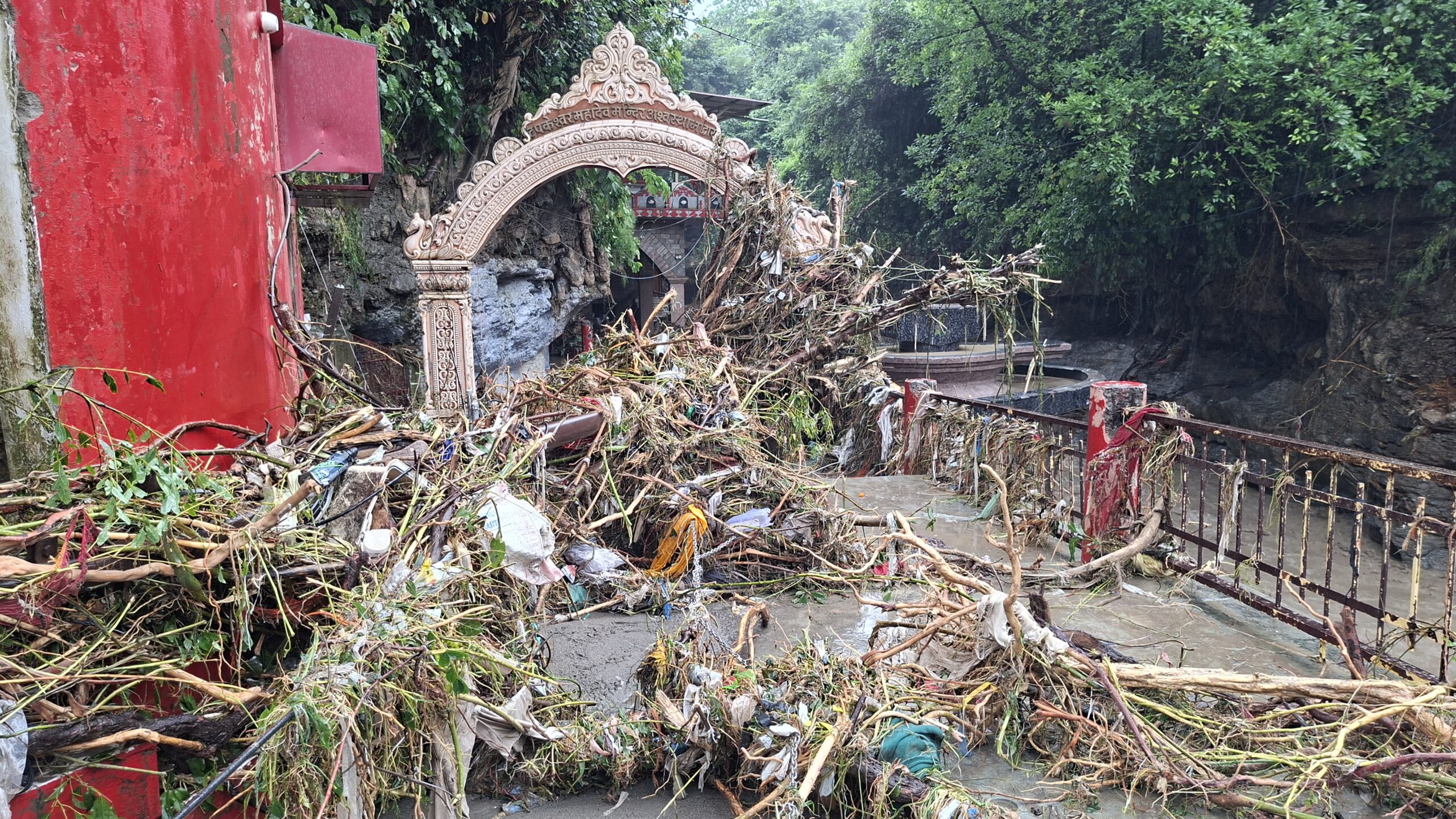 ख़तरनाक: टपकेश्वर मंदिर में घुस गया नदी का मलबा, महंतों ने भागकर बचाई जान