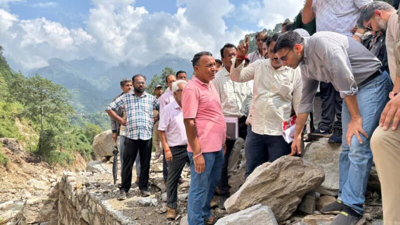 जज़्बा: डीएम सविन बंसल ने पैदल चलकर किया दुर्गम आपदाग्रस्त क्षेत्रों का दौरा