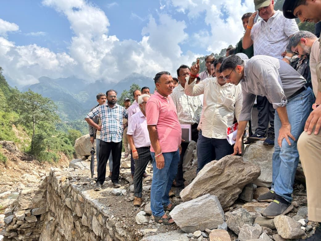 जज़्बा: डीएम सविन बंसल ने पैदल चलकर किया दुर्गम आपदाग्रस्त क्षेत्रों का दौरा