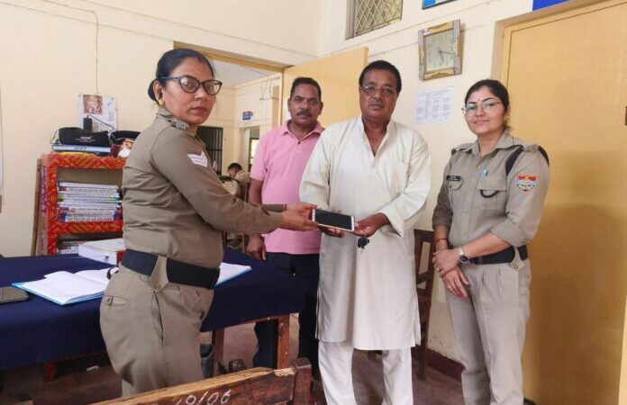 राहत: पुलिस ने 16 मोबाइल फोन बरामद कर उनके स्वामियों को लौटाये