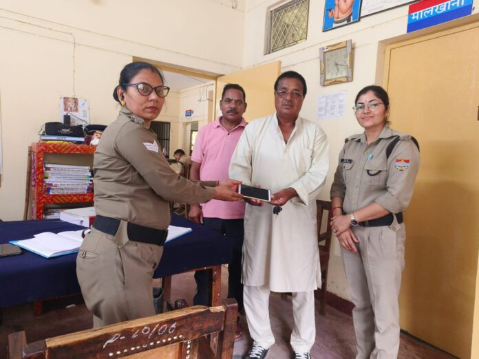 राहत: पुलिस ने 16 मोबाइल फोन बरामद कर उनके स्वामियों को लौटाये