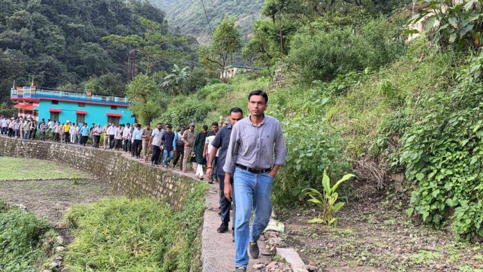 कर्तव्य पालन: पहले रिस्पांडर के रूप में डीएम पहुंचे आपदा प्रभावित परिवारों के पास