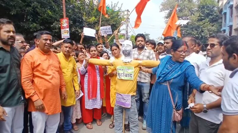 आक्रोश: हिन्दूवादी संगठनों ने प्रदर्शन कर पूतला फूंका, नाबालिग छात्रा का मामला