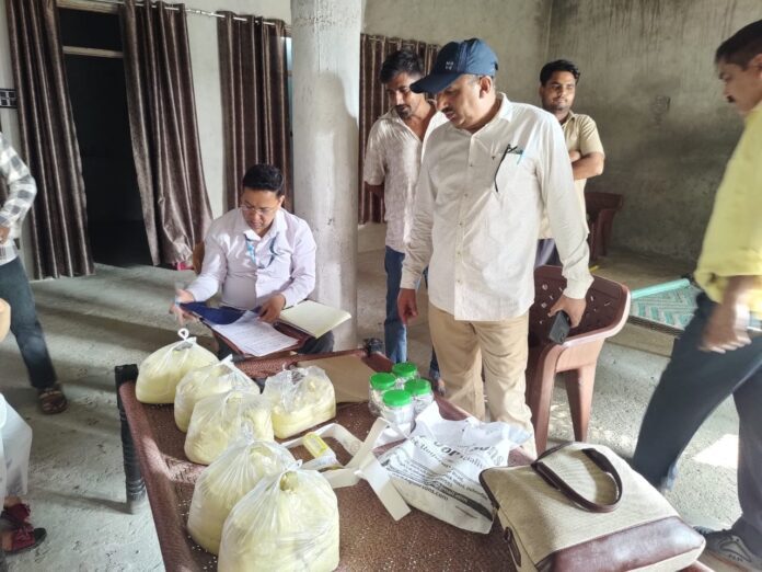 एक्शन: खाद्य सुरक्षा विभाग ने छापेमारी कर डेढ़ क्विंटल नकली मावा किया बरामद
