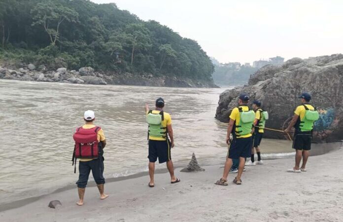 दुखद: गंगा स्नान के दौरान तेज़ लहरों में बह जाने से युवती की मौत, युवक लापता