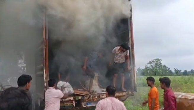 गनीमत: सड़क पर खड़े कंटेनर में अचानक लग गई आग,चालक-परिचालक ने कूदकर बचाई जान