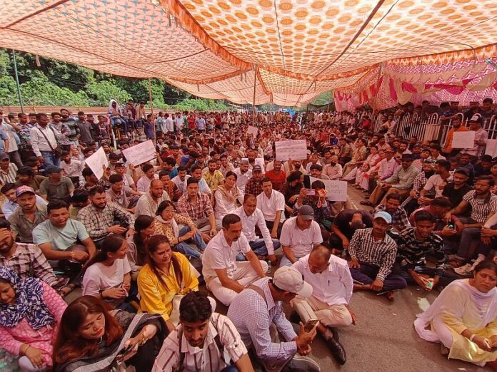 जन आक्रोश:  पेपर लीक प्रकरण ने प्रदेशभर में पकड़ा तूल, दून से अल्मोडा तक उग्र प्रदर्शन