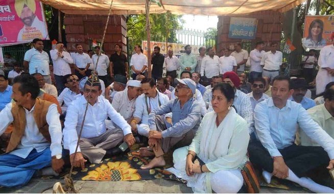 समर्थन: कांग्रेस ने धरना देकर बेरोजगारों के आन्दोलन को दिया समर्थन, सीबीआई जांच की उठाई मांग