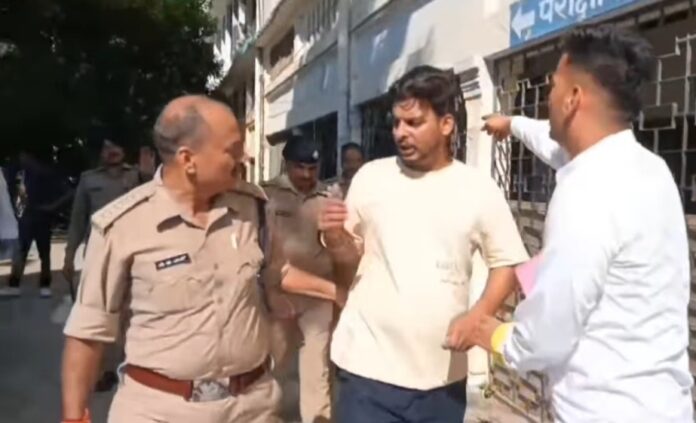 शिकंजा: छात्र संघ चुनाव में मतदान के दौरान पकड़ा फर्जी वोटर, किया गया पुलिस के हवाले