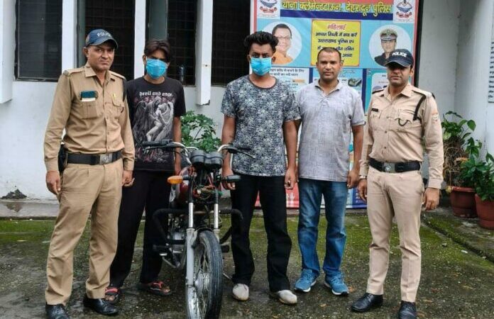 वाहन चोरी का खुलासा, दो गिरफ्तार