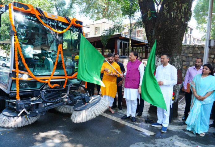 राज-काज: मुख्यमंत्री धामी ने किया वैक्यूम बेस्ड रोड स्वीपिंग मशीन का फ्लैग ऑफ