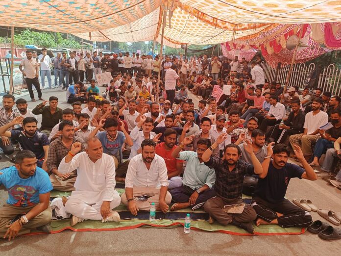 आक्रोश: बेरोजगारों का आन्दोलन जारी, सीबीआई जांच की मांग पर युवा अडिग