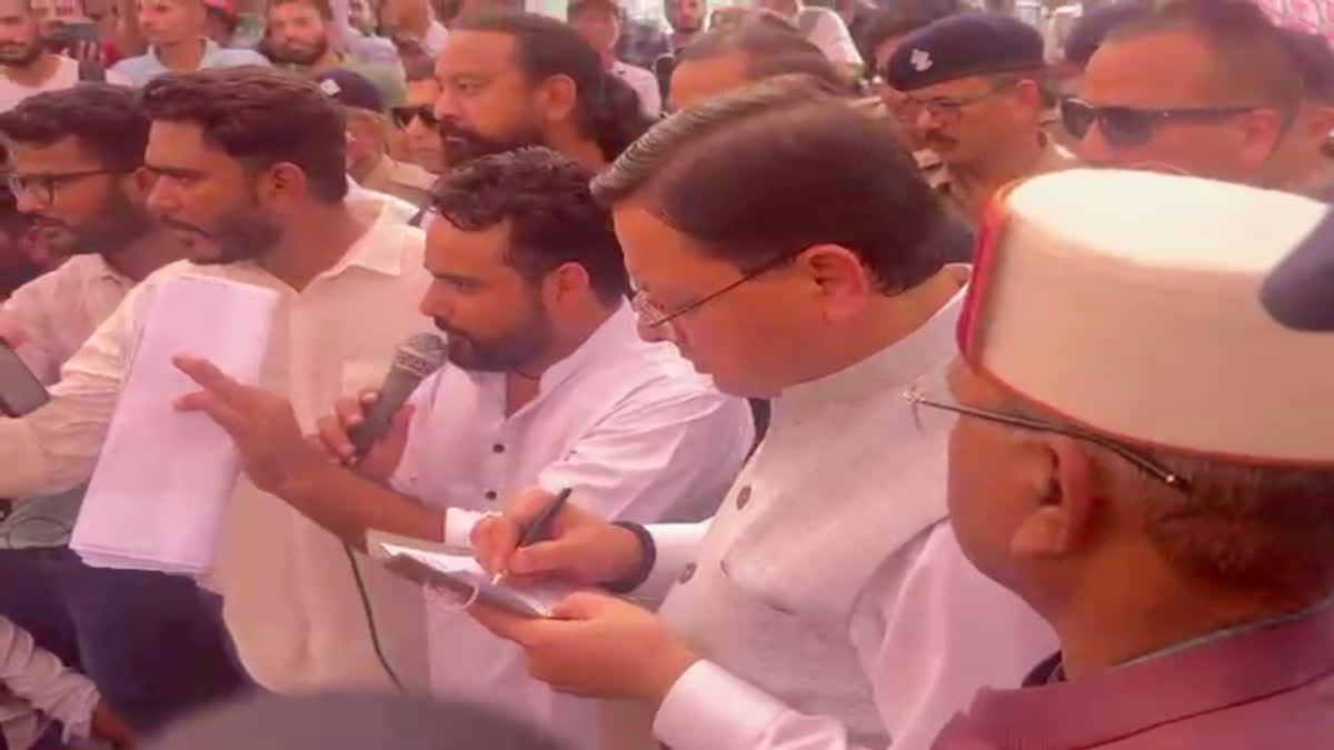 बड़ी ख़बर: सीएम धामी ने खुद बेरोजगारों के धरना स्थल पर जाकर भरी CBI जांच की हामी