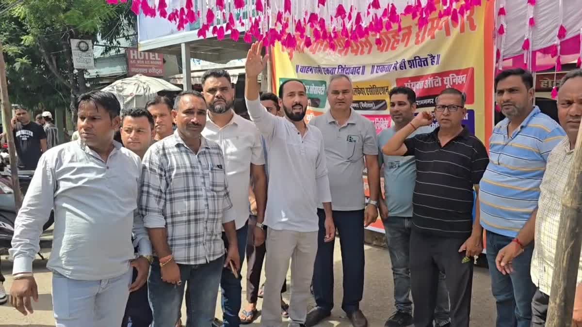 विरोध:  कमर्शियल वाहनों की अनिश्चितकालीन हड़ताल, लोगों की बढ़ी मुश्किलें