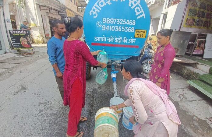 संकट: दून में पानी के लिए हाहाकार, कई इलाकों में पानी की बूंद-बूंद के लिए तरसे लोग