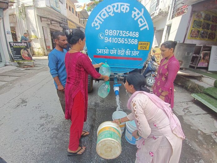 संकट: दून में पानी के लिए हाहाकार, कई इलाकों में पानी की बूंद-बूंद के लिए तरसे लोग