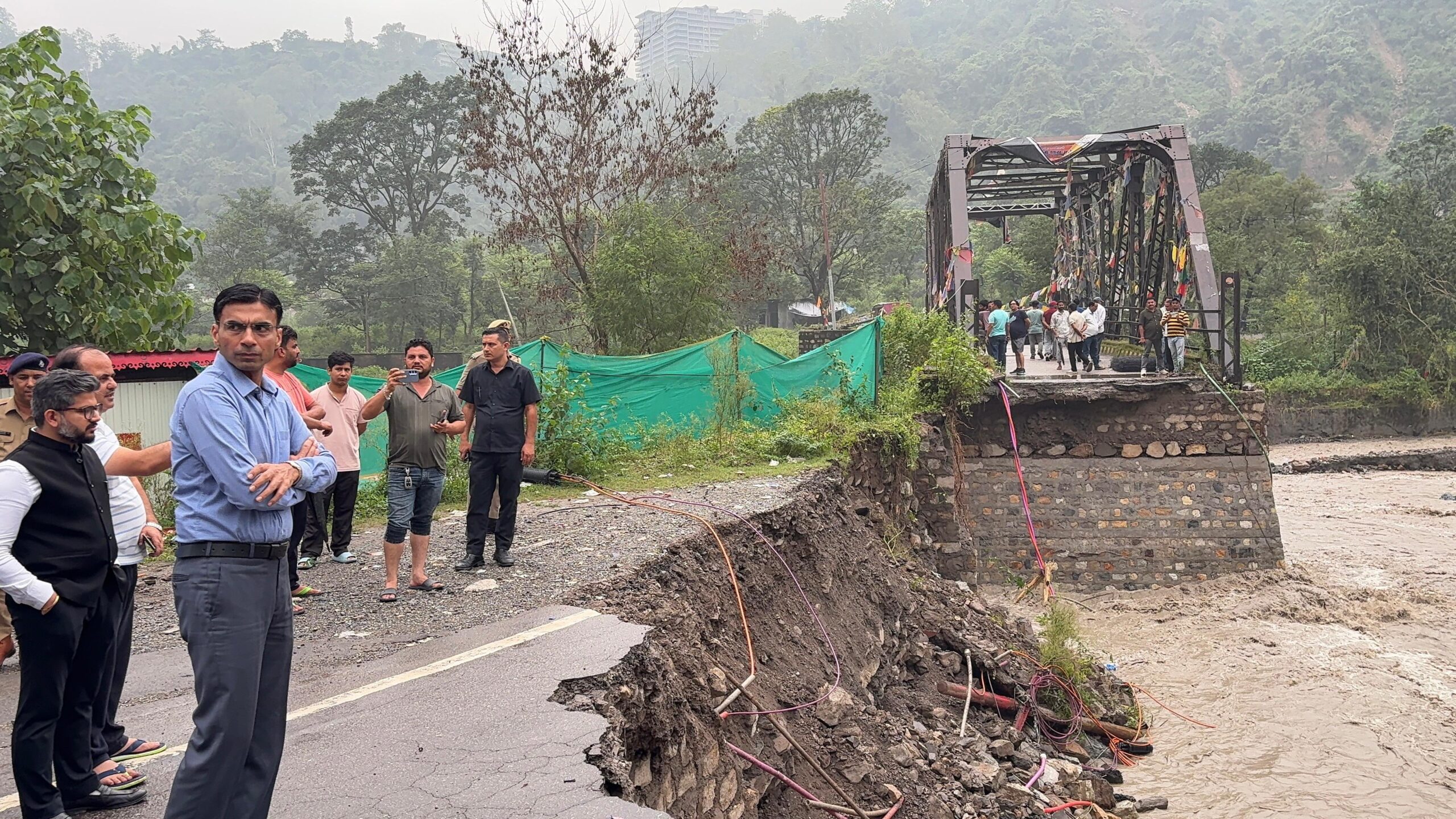 राहत कार्य: डीएम ने किया क्षतिग्रस्त सड़कों और पुलों का निरीक्षण; लोनिवि को दिए जल्द यातायात बहाल करने के निर्देश