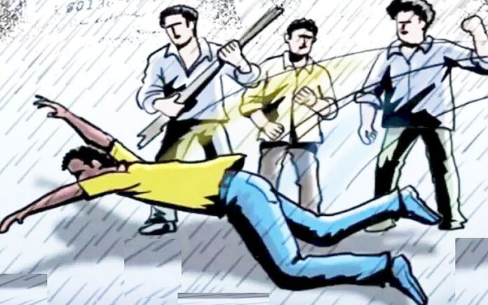 विवाद: पटाखा जला रहे युवकों पर फेंका तेजाब, लोगों ने अधमरा होने तक पीटा