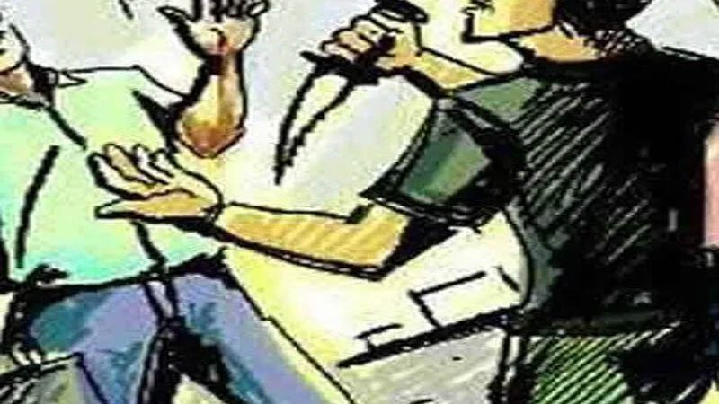 दबंगई: मामूली कहासुनी में शिक्षक ने  दो सभासदों पर कर दिया धारदार हथियार से हमला