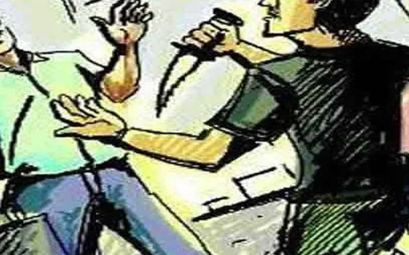 दबंगई: मामूली कहासुनी में शिक्षक ने  दो सभासदों पर कर दिया धारदार हथियार से हमला