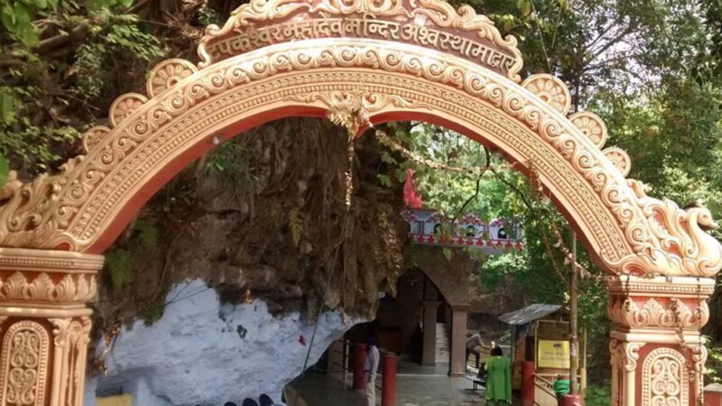 बेखौ़फ: आस्था पर भारी चोरों का लालच,  मंदिर में शिवजी के मस्तक से चुरा ले गए चांदी का नाग