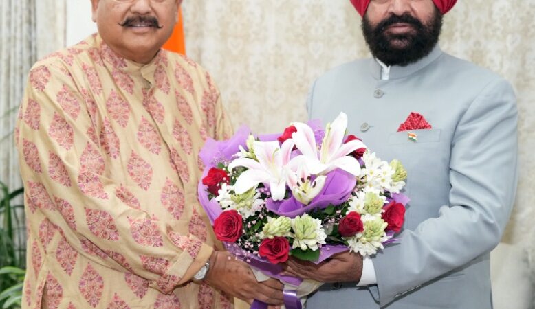 मुलाकात:कैबिनेट मंत्री सतपाल महाराज ने की राज्यपाल से शिष्टाचार भेंट, विभिन्न मुद्दों पर की चर्चा मुलाकात:कैबिनेट मंत्री सतपाल महाराज ने की राज्यपाल से शिष्टाचार भेंट, विभिन्न मुद्दों पर की चर्चा