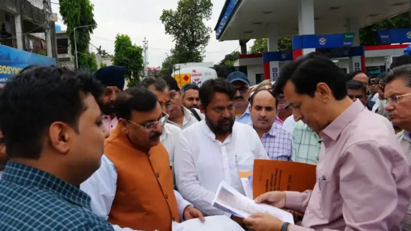 राहत: अतिक्रमण की जद में आ रहे 8 सौ परिवार, कमिश्नर दीपक रावत ने किया स्थलीय निरीक्षण
