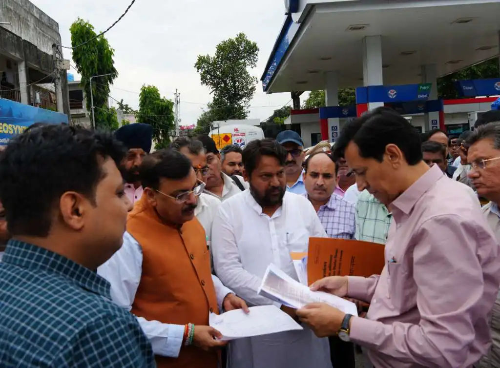 राहत: अतिक्रमण की जद में आ रहे 8 सौ परिवार, कमिश्नर दीपक रावत ने किया स्थलीय निरीक्षण