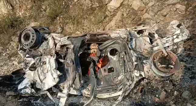 बड़ी ख़बर: कार के खाई में गिरते ही लग गई आग, दंपत्ति और एक बेटे की मौत, दूसरा बेटा घायल