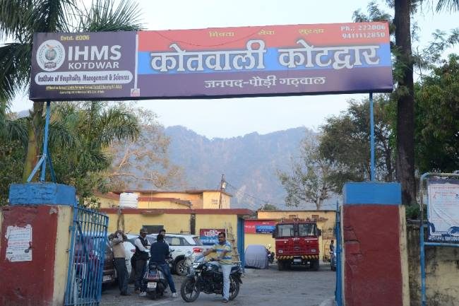आक्रोश: अनुसूचित जाति की महिलाओं व पुरुषों पर मुकदमे का विरोध शुरू, एकतरफा कार्रवाई का आरोप 