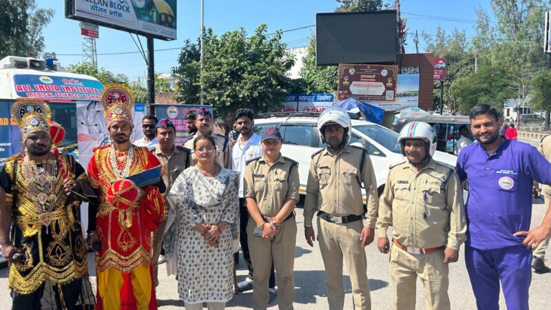 जन जागरण: ‘हेलमेट लगाओ, जीवन बचाओ’ रैली और नुक्कड़ नाटक से दिया हेलमेट पहिनने का संदेश