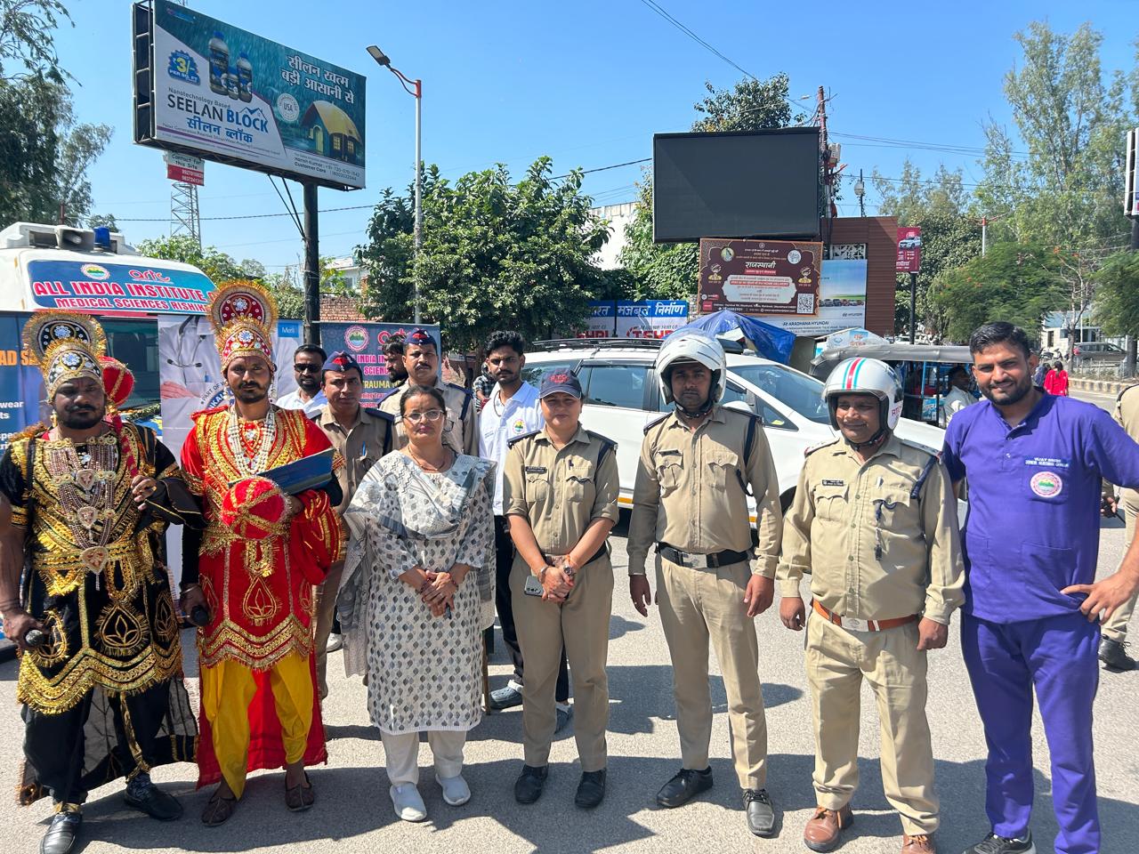 जन जागरण: ‘हेलमेट लगाओ, जीवन बचाओ’ रैली और नुक्कड़ नाटक से दिया हेलमेट पहिनने का संदेश