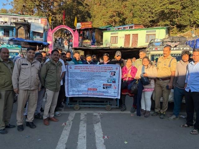 मिनी स्विटजरलैंड चोपता में पुलिस ने किया पर्यटकों को जागरूक मिनी स्विटजरलैंड चोपता में पुलिस ने किया पर्यटकों को जागरूक