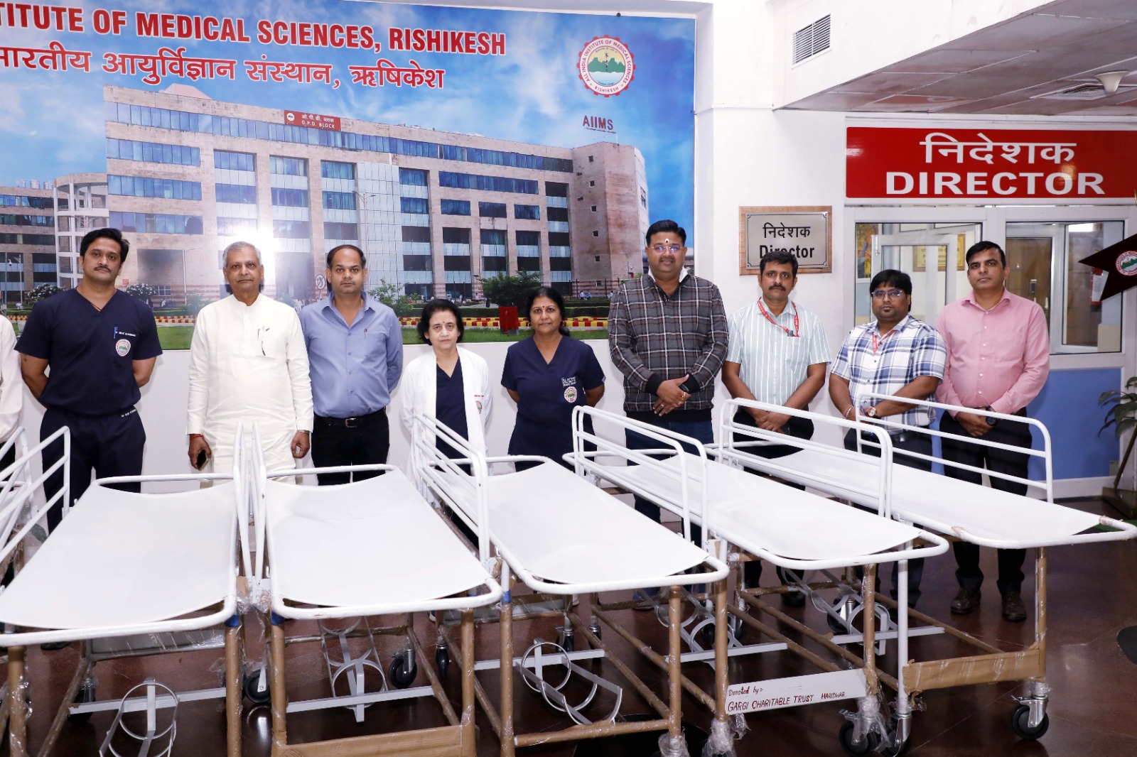 एम्स: ट्रस्ट ने संस्थान को दान कीं 10 स्ट्रेचर ट्रॉली,गंभीर मरीजों को शिफ्ट करने में मिलेगी मदद