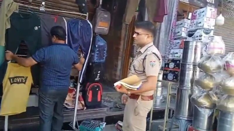 एक्शन: आगामी त्योहारों के दृष्टिगत बाजार में अतिक्रमण पर चला पुलिस का डंडा