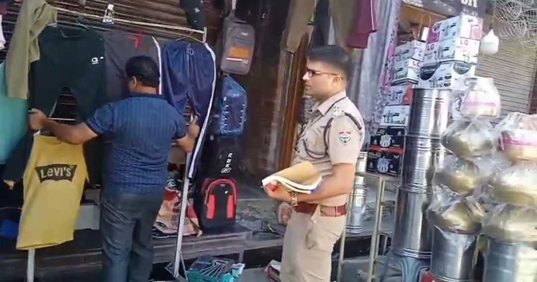 एक्शन: आगामी त्योहारों के दृष्टिगत बाजार में अतिक्रमण पर चला पुलिस का डंडा