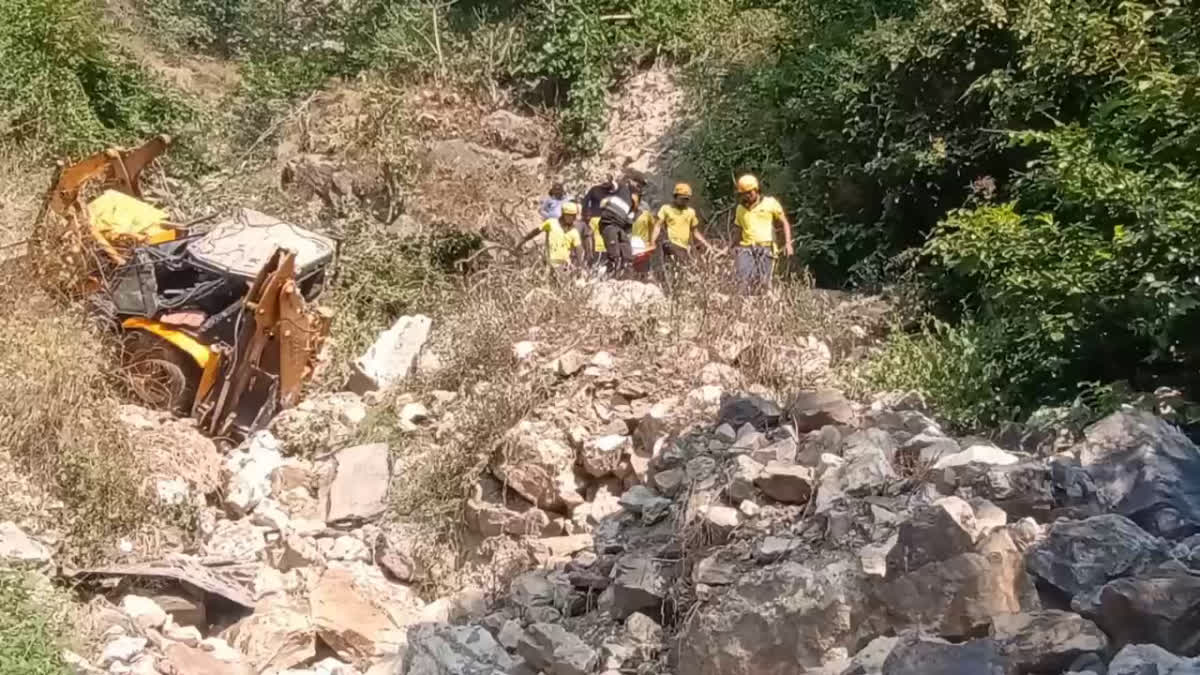 दुखद : देर रात को गहरी खाई में जा गिरी जेसीबी, चालक की मौके पर ही दर्दनाक मौत