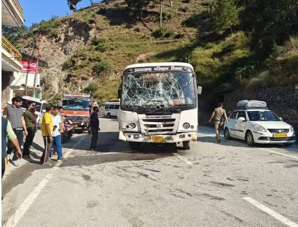 हादसा: रोडवेज ने स्कूल बस को मारी टक्कर, कई बच्चे घायल