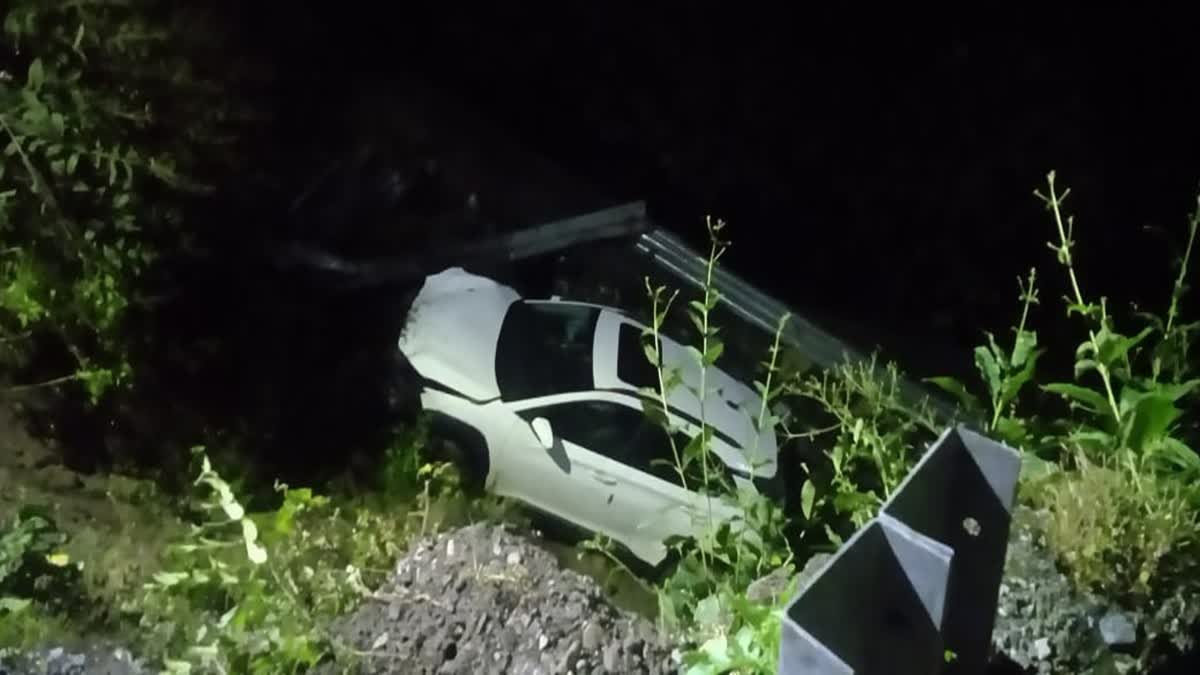 ब्रेकिंग न्यूज: देर रात खाई में गिरी कार,पांच लोग गंभीर रूप से घायल