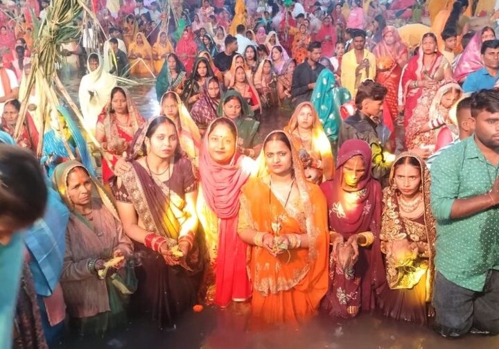 ऋषिकेश, हरिद्वार के घाटों पर व्रती महिलाओं ने उगते सूर्य को दिया अर्घ्य