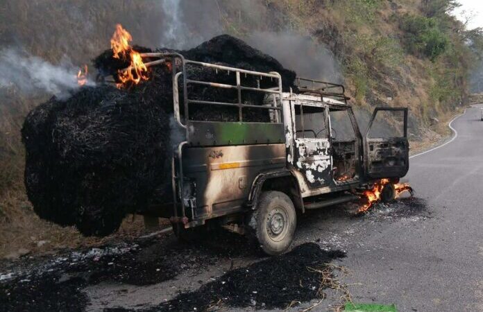 हादसा: पराली से भरे पिकअप में लगी भीषण आग,सवार दो लोगों ने कूदकर बचाई जान
