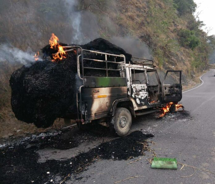 हादसा: पराली से भरे पिकअप में लगी भीषण आग,सवार दो लोगों ने कूदकर बचाई जान