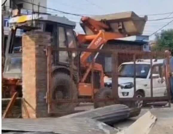 एक्शन: बिजली चोरी कर किया जा रहा अवैध निर्माण प्रशासन ने किया ध्वस्त