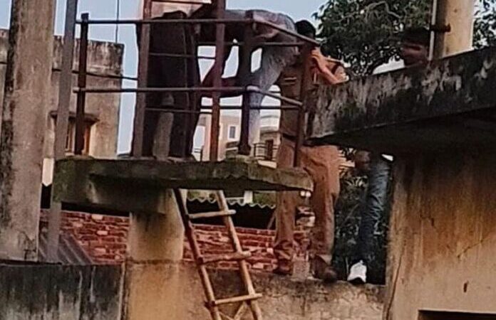 परिजनों से झगड़ा होने के बाद युवक चढ़ा पानी की टंकी पर